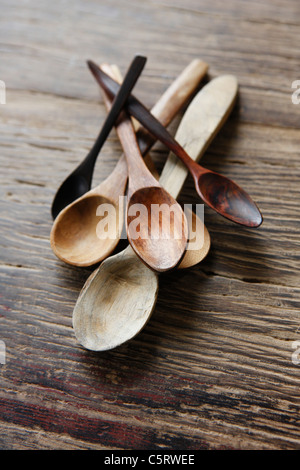 Variété de cuillères en bois sur fond de bois, Close up Banque D'Images