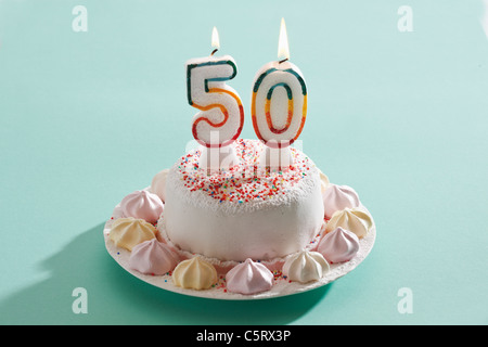 Birthday cake with burning candles Banque D'Images