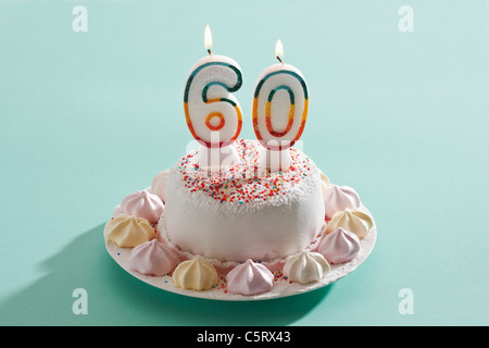 Birthday cake with burning candles Banque D'Images