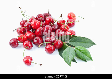 Close up de cerises avec des feuilles sur fond blanc Banque D'Images