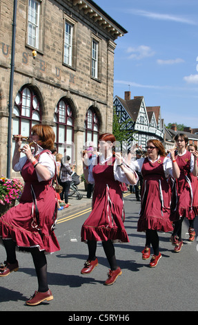 Morris Dancers à la parade à la Warwick Folk Festival, Warwickshire, UK Banque D'Images