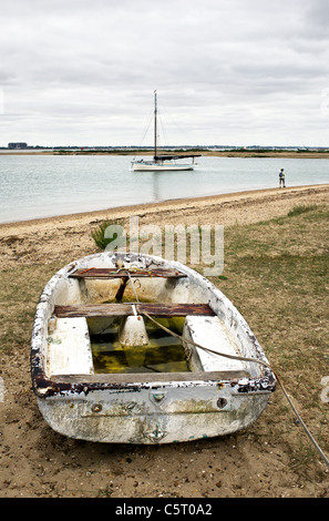 Un vieux bateau échoué sur le rivage de l'île de Mersea dans l'Essex. Banque D'Images