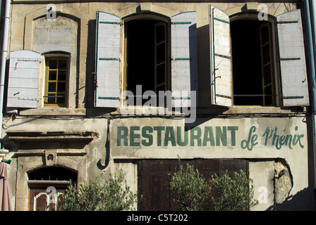 L'avant et l'affichage d'un restaurant, Le Restaurant Le Phénix à Arles, Provence, France. Banque D'Images