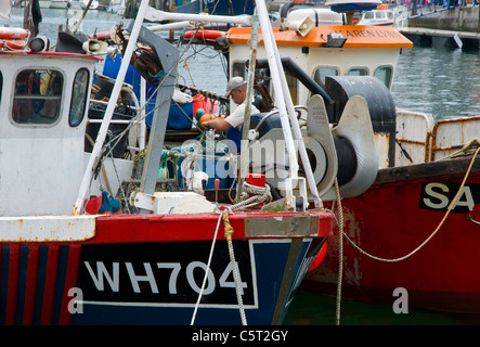 Réparer les filets de pêche avant le départ Banque D'Images