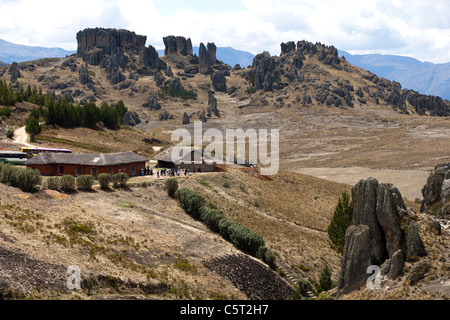 Marcher le long des sentiers et des vallées par Cumbe Mayo, un aqueduc Inca et le réservoir près de Cajamarca. Banque D'Images