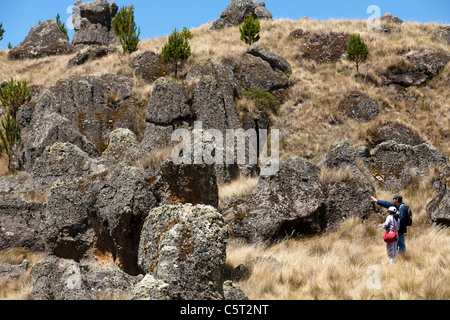 Marcher le long des sentiers et des vallées par Cumbe Mayo, un aqueduc Inca et le réservoir près de Cajamarca. Banque D'Images