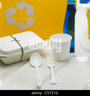 Bac de recyclage et d'autres objets sur le plancher Banque D'Images