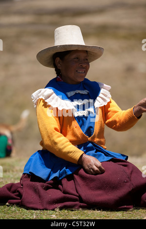 Une femme est assise le long du chemin à travers Cumbe Mayo, un aqueduc Inca et le réservoir près de Cajamarca. Banque D'Images