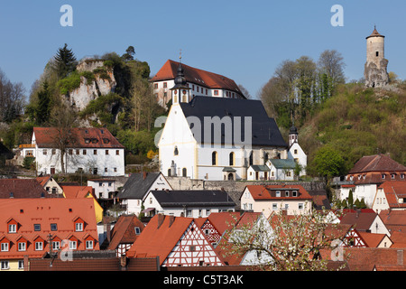 L'Allemagne, la Bavière, la Franconie, Haute-Franconie, la Suisse franconienne, Waischenfeld, vue sur les maisons et château de hil Banque D'Images