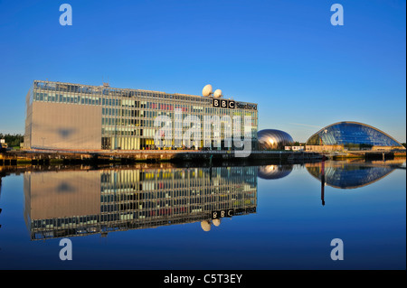 BBC Scotland building à Glasgow avec Glasgow Science Centre et le théâtre IMAX dans l'arrière-plan Banque D'Images