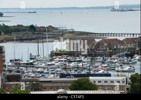 Vue aérienne de la Marina Ocean Village, Southampton, Angleterre, montrant de Southampton Water et le Solent Banque D'Images