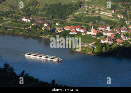 L'Autriche, Basse Autriche, Wachau, Schwallenbach, vue de village près de rivière avec voile en premier plan Banque D'Images