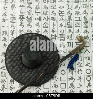 Chapeau traditionnel coréen et pipe Banque D'Images