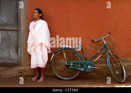 Une femme de la tribu Orissa en Inde devant sa maison Banque D'Images