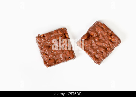 Riz soufflé enrobé de chocolat sur fond blanc Banque D'Images