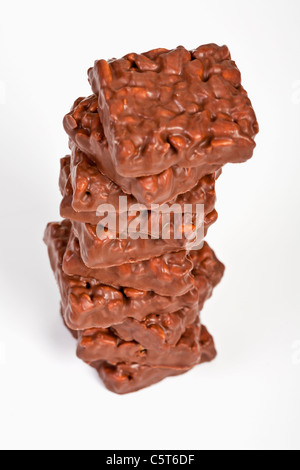 Pile de riz soufflé enrobé de chocolat sur fond blanc Banque D'Images