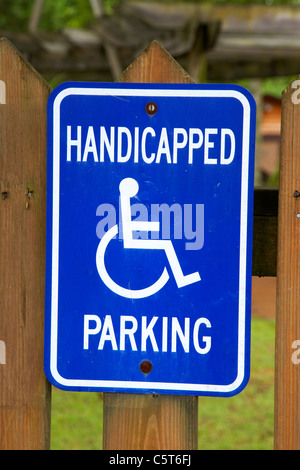 Les places de stationnement pour personnes handicapées signe sur une clôture en bois à hurricane mills tennessee usa Banque D'Images