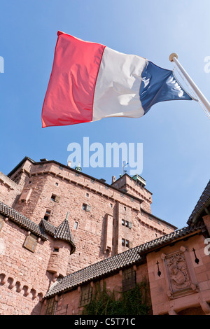 France, Alsace, Selestat, Vue du château du Haut-Koenigsbourg avec drapeau Français en foregound Banque D'Images