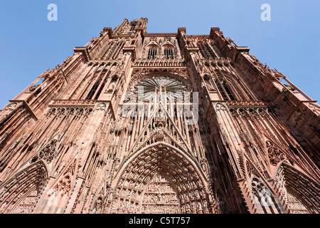 France, Alsace, Strasbourg, vue de la cathédrale Notre Dame avec porte décorée Banque D'Images