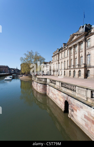 France, Alsace, Strasbourg, vue de château des Rohan bâtiment avec l'ill Banque D'Images