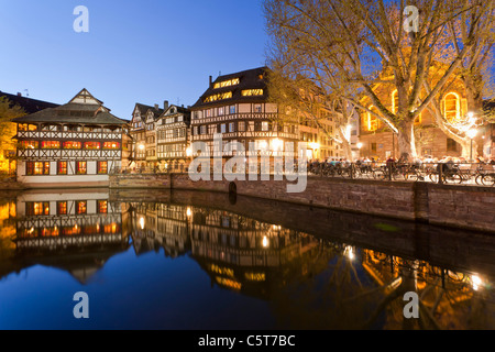 France, Alsace, Strasbourg, Petite France, l'Ill, vue de la Place Benjamin Zix la nuit Banque D'Images