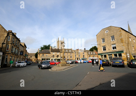 La Croix du marché sur la place de Stow-on-the-Wold, Gloucestershire, Angleterre. Banque D'Images