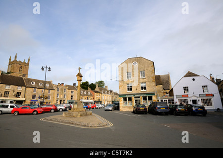 La Croix du marché sur la place de Stow-on-the-Wold, Gloucestershire, Angleterre. Banque D'Images