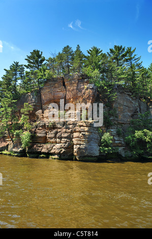 Des formations de roche de grès au Wisconsin Dells par la rivière Banque D'Images