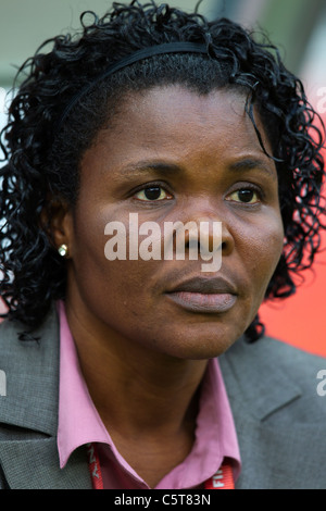 L'entraîneur-chef du Nigeria Ngozi Uche sur le banc avant le début de la Coupe du Monde 2011 GROUPE A match contre l'Allemagne. Banque D'Images