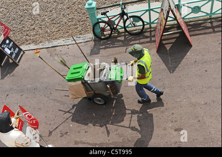 Brighton & Hove city council street cleaner travaillant le long de la mer Banque D'Images