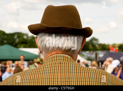 Vue arrière d'un homme portant un chapeau, England UK Banque D'Images