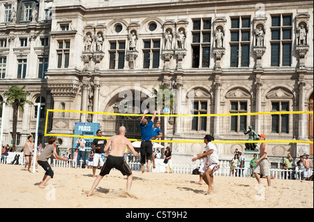 Les gens à jouer au volleyball de plage sur un terrain artificiel en face de l'Hôtel de Ville au cours de l'événement Paris Plage, Paris, France. Banque D'Images