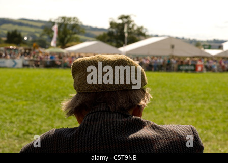 Vue arrière d'un homme portant un chapeau, England UK Banque D'Images