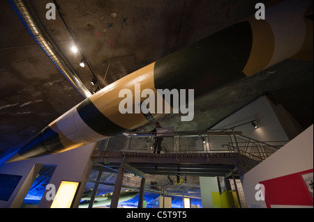 Expositions à l'intérieur du dôme de béton de la Coupole musée de la seconde guerre mondiale dans le nord de la France à Helfault, près de St Omer Banque D'Images