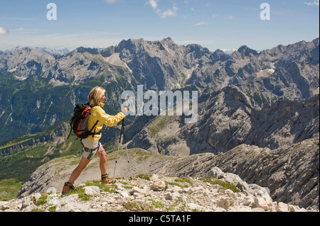 Allemagne, Garmisch-Partenkirchen, Alpspitz, Female hiker with backpack Banque D'Images