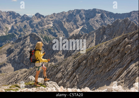 Allemagne, Garmisch-Partenkirchen, Alpspitz, Female hiker randonnées Banque D'Images