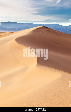 Dunes près de tuyau de poêle puits dans Death Valley National Park Californie USA Banque D'Images
