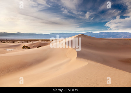 Dunes près de tuyau de poêle puits dans Death Valley National Park Californie USA Banque D'Images