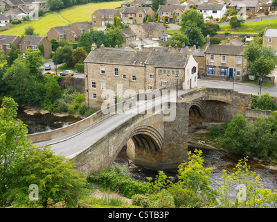 1 e année historique en pierre voûtée figurant deux pont routier sur la Rivière Tees à Barnard Castle County Durham construit 1569 Banque D'Images