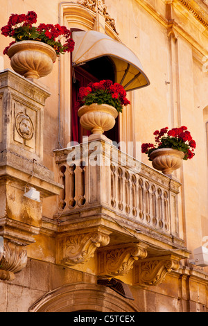 Fleurs en pot sur le balcon de l'hôtel à Taormina, Sicile Italie Banque D'Images