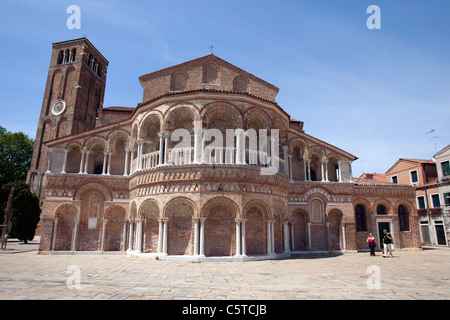 Basilique Santi Maria e Donato au bord d'un canal sur l'île de Murano, Venise Italie. Banque D'Images