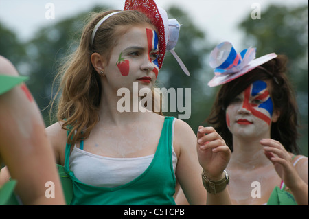 Deux jeunes filles en robe de soirée pour un défilé de carnaval. Banque D'Images