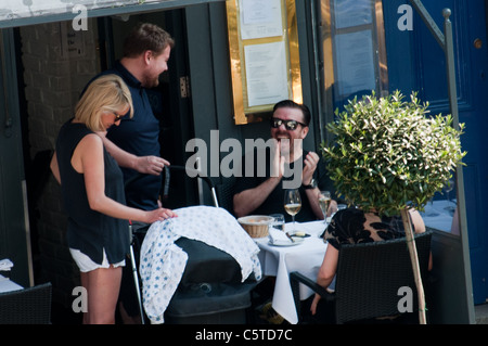 Ricky Gervais et James Corden avoir déjeuner à Odette's, Primrose Hill, Londres, Angleterre le 23 avril 2012 Banque D'Images