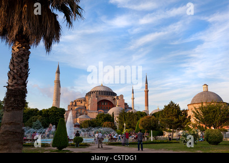 Vue frontale avec jardin et fontaine. L'extérieur de Sainte Sophie, Istanbul, Turquie Banque D'Images