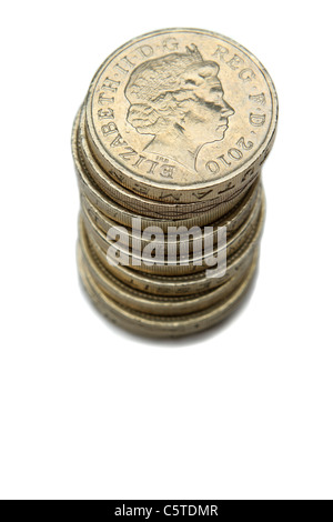 Une pile de pièces Livre britannique avec la reine Elizabeth Portrait isolé sur fond blanc Banque D'Images