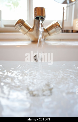 Salle de bain évier plein d'eau Banque D'Images