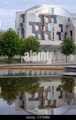 Bâtiment du Parlement écossais Close Up Detail avec l'étang au premier plan Banque D'Images