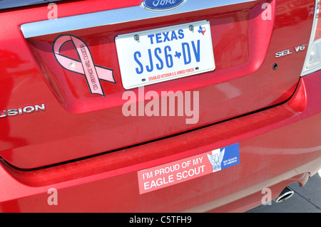 Autocollant de pare-choc en disant que JE SUIS FIER DE MON EAGLE SCOUT et de la plaque d'immatriculation du Texas Banque D'Images
