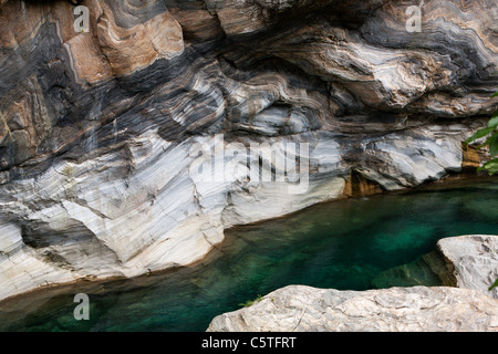 Une eau cristalline s'écoule à travers en canyons, beau gneiss pliée le long de Shakadang Trail, le parc national de Taroko, Hualien, Taiwan Banque D'Images