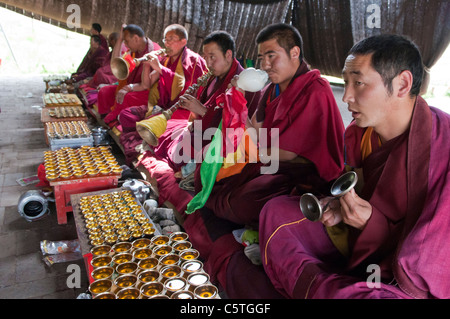 Moines bouddhistes tibétains instruments jouer en été, crin de cheval tente, Arou Temple Ba, Qilian, Province de Qinghai, Chine Banque D'Images